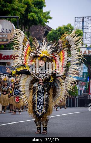 Pangkur-Sagu-Tanz aus Zentral-Papua beim BEN-Karneval. Dieser Tanz ist ein Symbol der Wertschätzung für das Wachstum der Sagobäume auf der fruchtbaren Papua-Pflanze Stockfoto