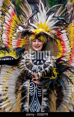 Pangkur-Sagu-Tanz aus Zentral-Papua beim BEN-Karneval. Dieser Tanz ist ein Symbol der Wertschätzung für das Wachstum der Sagobäume auf der fruchtbaren Papua-Pflanze Stockfoto