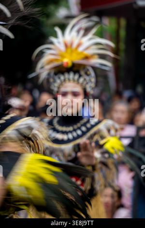 Pangkur-Sagu-Tanz aus Zentral-Papua beim BEN-Karneval. Dieser Tanz ist ein Symbol der Wertschätzung für das Wachstum der Sagobäume auf der fruchtbaren Papua-Pflanze Stockfoto