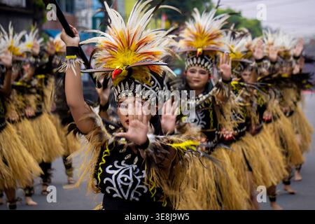 Pangkur-Sagu-Tanz aus Zentral-Papua beim BEN-Karneval. Dieser Tanz ist ein Symbol der Wertschätzung für das Wachstum der Sagobäume auf der fruchtbaren Papua-Pflanze Stockfoto