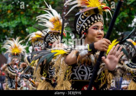 Pangkur-Sagu-Tanz aus Zentral-Papua beim BEN-Karneval. Dieser Tanz ist ein Symbol der Wertschätzung für das Wachstum der Sagobäume auf der fruchtbaren Papua-Pflanze Stockfoto