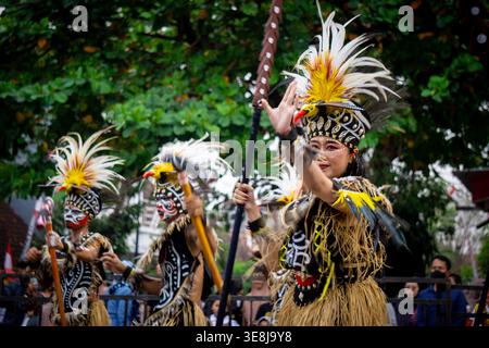 Pangkur-Sagu-Tanz aus Zentral-Papua beim BEN-Karneval. Dieser Tanz ist ein Symbol der Wertschätzung für das Wachstum der Sagobäume auf der fruchtbaren Papua-Pflanze Stockfoto