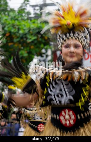 Pangkur-Sagu-Tanz aus Zentral-Papua beim BEN-Karneval. Dieser Tanz ist ein Symbol der Wertschätzung für das Wachstum der Sagobäume auf der fruchtbaren Papua-Pflanze Stockfoto