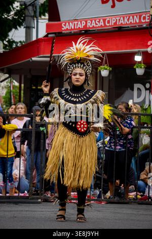 Pangkur-Sagu-Tanz aus Zentral-Papua beim BEN-Karneval. Dieser Tanz ist ein Symbol der Wertschätzung für das Wachstum der Sagobäume auf der fruchtbaren Papua-Pflanze Stockfoto