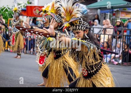 Pangkur-Sagu-Tanz aus Zentral-Papua beim BEN-Karneval. Dieser Tanz ist ein Symbol der Wertschätzung für das Wachstum der Sagobäume auf der fruchtbaren Papua-Pflanze Stockfoto