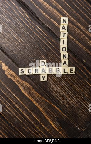 Lviv Ukraine 02.26.26 Briefe schreiben den Nationalfeiertag auf hölzernen Oberflächen. Die Leute kommen zusammen, um Scrabble zu spielen und das Spiel zu genießen, während sie Spaß teilen Stockfoto