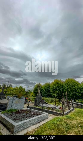 Bergnicourt, Rethel, Ardennes, Grand-Est, Frankreich, August, 28. August 2025, Ein atemberaubend schöner Blick auf einen alten Friedhof mit dunklen Wolken, die ein tiefes Geheimnis wecken Stockfoto