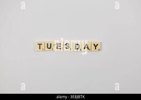 Lviv Ukraine 02.26.26 Menschen genießen den Nationalfeiertag, indem sie das Spiel spielen. Das Wort Dienstag ist aus hölzernen Buchstabenfliesen auf einem einfachen b gebildet Stockfoto