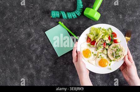 Gesundes Lifestyle-Konzept mit Fitnessgeräten und ausgewogenem Frühstück Stockfoto