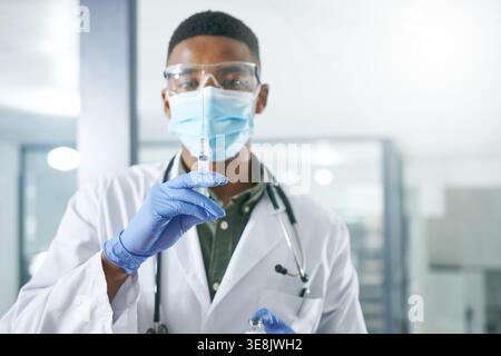 Arzt, Medizin und Gesichtsmaske mit Mann und Spritze für klinische Prüfung, Apotheke Flüssigkeit und Behandlung. Krankheitsprotokoll, Gesundheitssicherheit und Medikamente Stockfoto