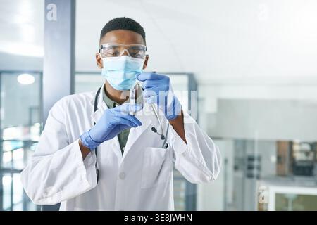 Arzt, Medizin und Gesichtsmaske mit Mann und Spritze für klinische Prüfung, Apotheke Flüssigkeit und Behandlung. Krankheitsprotokoll, Gesundheitssicherheit und Medikamente Stockfoto