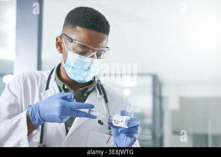 Medizin, Impfstoff und Gesichtsmaske mit Mann und Spritze für klinische Prüfung, Apotheke Formel und Medizin. Krankheitsprotokoll, Gesundheitssicherheit und Medikamente Stockfoto