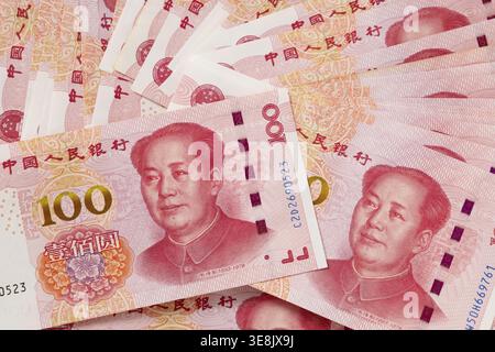 Großer Stapel verschiedener chinesischer Yuan-Banknoten 100 . Chinesische Papierwährung Yuan-Renminbi-Banknoten und -Münzen. Kopierbereich. Nahaufnahme Stockfoto