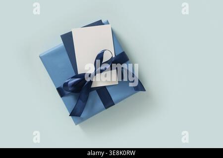 Geschenkbox zum Happy Vathers Day und leer auf pastellblauem Hintergrund. Flache Lagen. Blick von oben. Kopierbereich Stockfoto