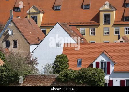 Fliesendächer und historische Giebelhäuser, Wohnräume, Wohnungen, Immobilien, Detailansicht der historischen Altstadt von Noerdlingen, Donau-Ries-Straße Stockfoto