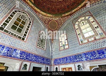 Besucher erkunden die Geheimkammer von Murat III im Topkapi Palace Harem. Das Design besticht durch komplexe Fliesen und einzigartige architektonische Details Stockfoto
