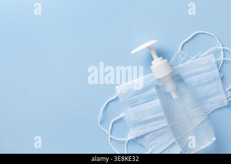 Desinfektionsgel oder antibakterielle Seife und Gesichtsmaske für vorbeugende Maßnahmen gegen Coronavirus, Draufsicht Stockfoto
