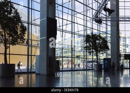 Helsinki, Finnland - 22. August 2022: Sanomatalo ist ein Bürogebäude. Zeitungshaus in modernem Design. Innenraum im Gebäude mit Glasweinen Stockfoto