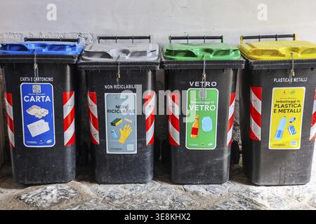 Neapel, Italien - 5. März 2026: Vier getrennte Recyclingbehälter mit italienischen Etiketten für Papier, nicht recycelbares Papier, Glas und Kunststoff Stockfoto