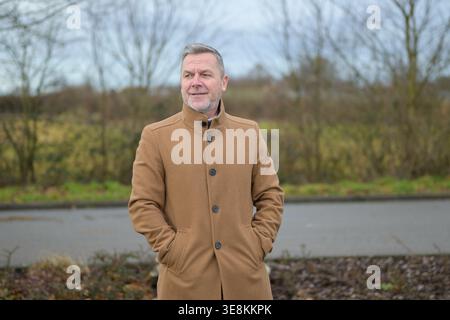 Nachdenklicher Mann, Der Draußen Steht Und Trägt Stockfoto