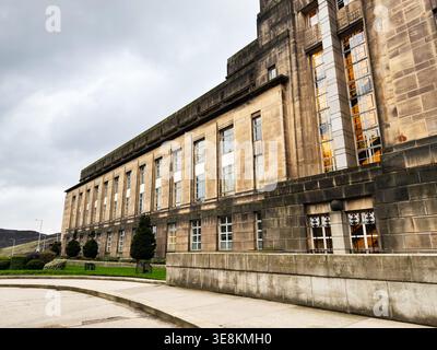 Historisches, bürgerliches St. Andrew's House aus Sandstein in Edinburgh, Schottland, Großbritannien, mit hohen Fenstern, geschwungener Fassade und wolkenbewölktem Himmel. Stockfoto