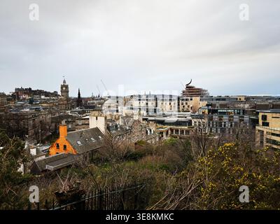 Panoramablick auf die Skyline von Edinburgh mit historischem Schloss, Steindächern und modernen städtischen Gebäuden. Stockfoto