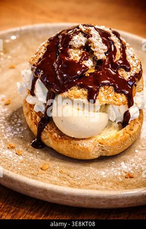 Profiterole auf einem Teller, Nahaufnahme Stockfoto