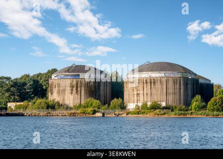 Zwei stillgelegte Betonsilos bei Ammoniakhavnen entlang des Lillebælt in Fredericia, Jütland, Süddänemark, ehemaliger Ammoniakspeicher Stockfoto