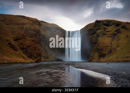 Skógafoss ist ein Wasserfall am Fluss Skógá im Süden Islands Stockfoto