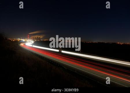 Lichtspuren von der Autobahn A1M mit Fernsicht auf das Kraftwerk Ferrybridge C, bevor es zwischen 2019 und 2022 abgerissen wurde Stockfoto