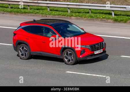 2023 Red Hyundai Tucson Ultimate T-GDI HEV Auto T-GDI 230 Zweiradantrieb S/C HEV Motor 60 PS/44 kW Auto Start/Stopp SUV Hybrid Electric 1598 ccm; Fahrt auf der Autobahn M61, Großbritannien Stockfoto
