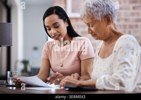 Frau, Seniorenmutter und Finanzdokumente zu Hause mit Überprüfung, Anleitung und Unterstützung im Ruhestand. Leute, Mutter und Erwachsene Tochter mit Papierkram Stockfoto
