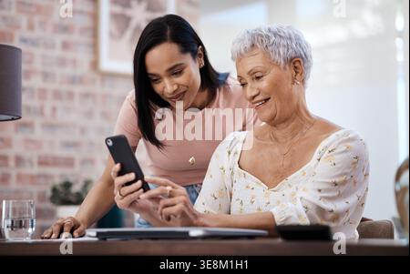 Telefon, Frauen und ältere Mütter zu Hause, um Verbindungen herzustellen, Kontakte zu knüpfen oder Erinnerungen in sozialen Medien zu zeigen. Handy, Erwachsene Tochter und ältere Mutter mit Online-Post Stockfoto