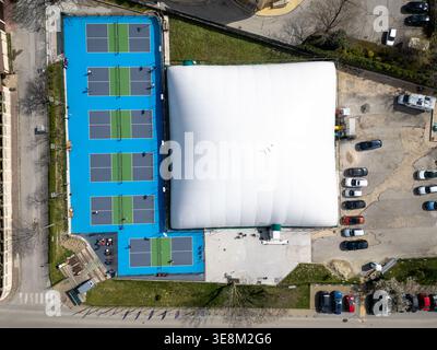 Luftaufnahme von oben nach unten auf den Blue Courts mit Pickleball Stockfoto