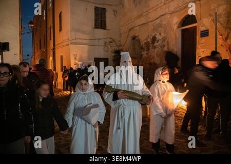 Italien, Sardegna, Sassari, Castelsardo, März 30, 2026. Mitglieder der Konfessionsgemeinschaft versammelten sich um eine Kerze während der Lunissanti-Prozession im Heiligen Stockfoto