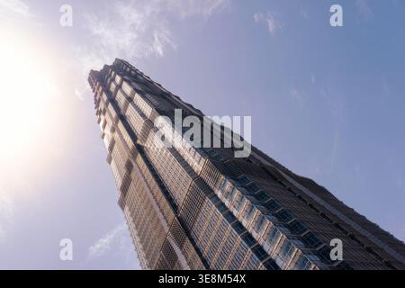 Shanghai, China - 19. Mai 2025 Jin mao Tower, ein prominenter Wolkenkratzer im Finanzviertel Lujiazui in Pudong, Shanghai, mit einer Destillation Stockfoto