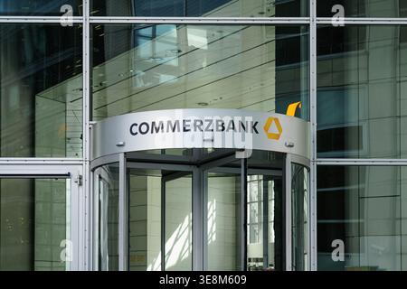 März 2026 Frankfurt am Main, Hessen, Deutschland. Commerzbank-Filiale in Frankfurt am Main im Frühjahr. Stockfoto