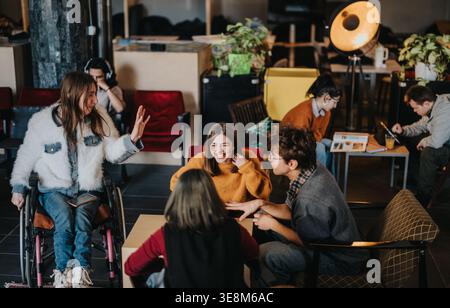 Gruppe von Studenten und Freunden, die in einer Café-Lounge lernen und sich unterhalten Stockfoto