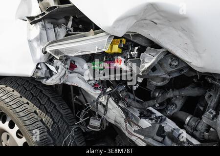 Ein Auto nach einem Unfall – ​​total Verlust. Versicherungsanspruch. Stockfoto