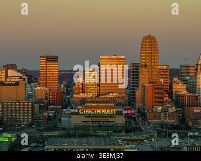Aus der Vogelperspektive auf die Skyline von Cincinnati, beleuchtet von der untergehenden Sonne, mit dem Heritage Bank Center, Cincinnati, Ohio, United Sta Stockfoto