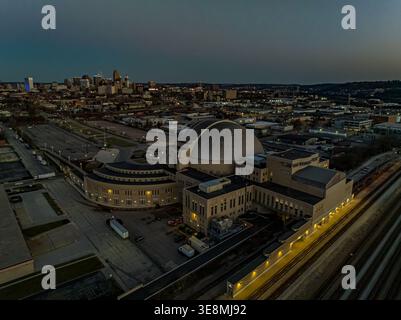 Aus der Vogelperspektive des ikonischen Union Terminals leuchtet sanft gegen die dunkle Dämmerung, ein Leuchtturm der Art-Deco-Architektur und Transitgeschichte, Cincinnati, Stockfoto