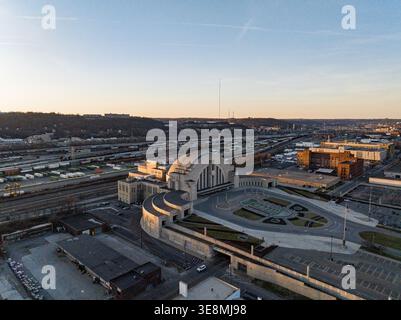 Aus der Vogelperspektive blitzt das große Art déco Cincinnati Museum Center am Union Terminal unter einem warmen Sonnenuntergang in Cincinnati, Ohio, USA. Stockfoto