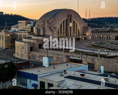 Blick aus der Vogelperspektive auf das große, im Art-Deco-Stil eingetauchte Union Terminal in Cincinnati, Ohio, USA. Stockfoto