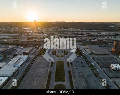 Blick aus der Vogelperspektive auf die große Fassade des Union Terminals und die symmetrische plaza im warmen Glanz der untergehenden Sonne, Cincinnati, Ohio, USA. Stockfoto