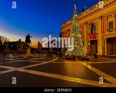 Weihnachten in Rom, der große Weihnachtsbaum, der nachts auf der Piazza del Campidoglio (Kapitolsplatz) in Rom, Italien beleuchtet wird Stockfoto