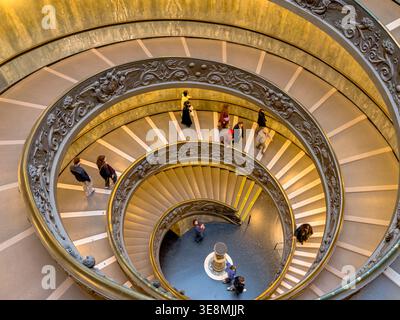 Die Bramante-Treppe, eine Doppelhelixtreppe von Giuseppe Momo im Pio-Clementine-Museum, Teil der Vatikanischen Museen, Vatikanstadt Stockfoto