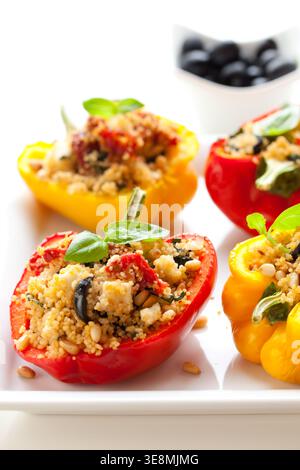 Gefüllte Paprika mit Couscous, getrockneten Tomaten, Feta, Oliven und Basilikum Stockfoto