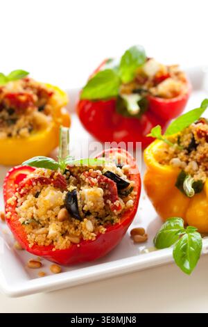 Gefüllte Paprika mit Couscous, getrockneten Tomaten, Feta, Oliven und Basilikum Stockfoto