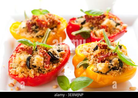 Gefüllte Paprika mit Couscous, getrockneten Tomaten, Feta, Oliven und Basilikum Stockfoto