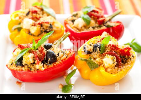 Gefüllte Paprika mit Couscous, getrockneten Tomaten, Feta, Oliven und Basilikum Stockfoto